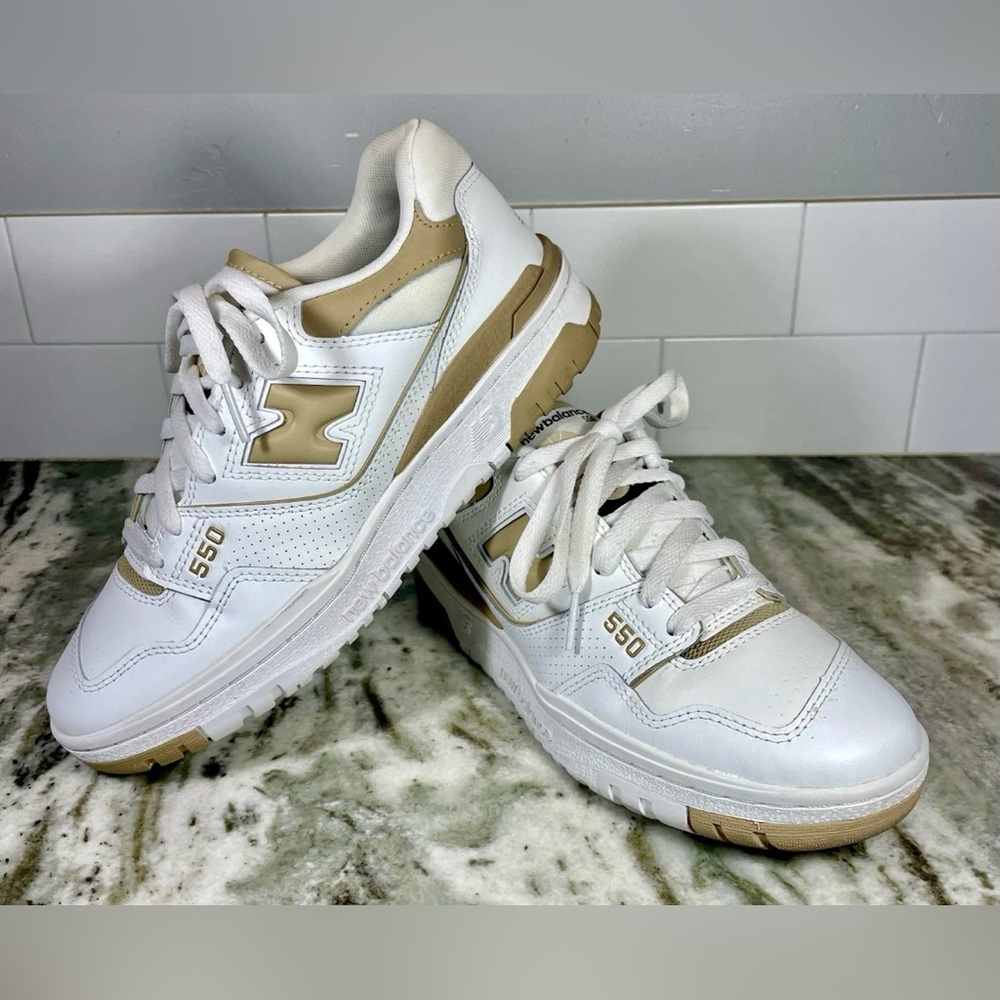 Size 8.5B - New Balance Women’s 550 BBW550BT White Casual Shoes Sneakers. EUC